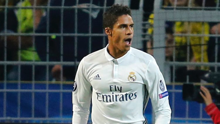 Varane jugando un partido con el Real Madrid