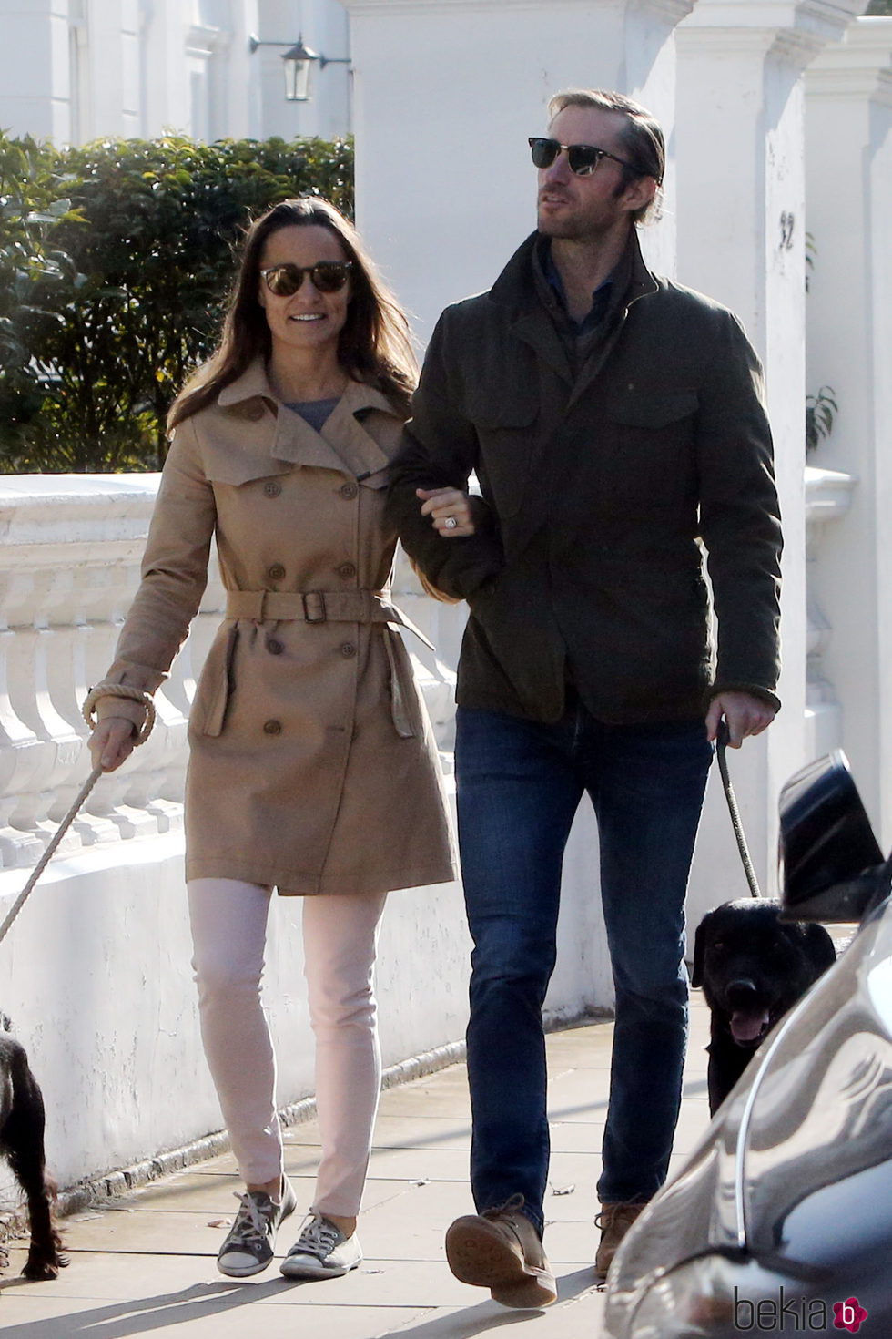 Pippa Middleton y James Matthews pasean por Londres con sus perros