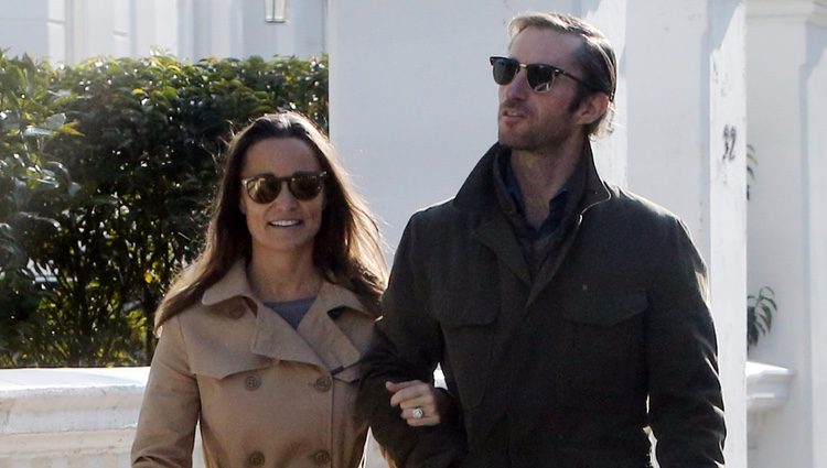 Pippa Middleton y James Matthews pasean por Londres con sus perros