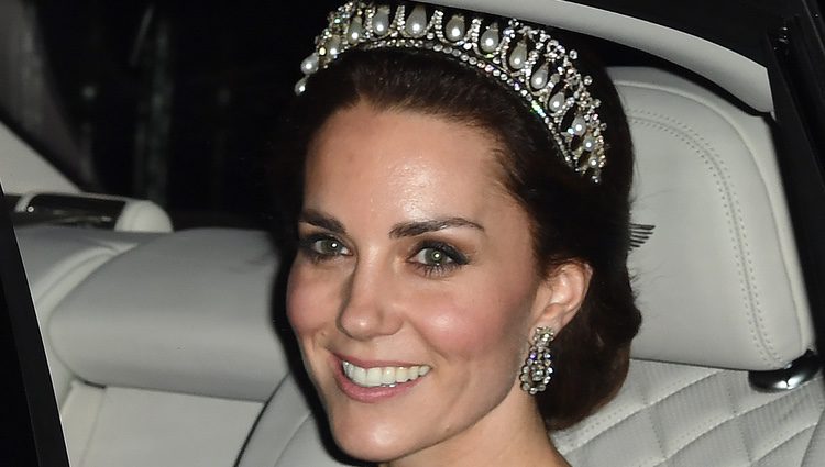 Kate Middleton con tiara de camino a la recepción al Cuerpo Diplomático en Buckingham Palace