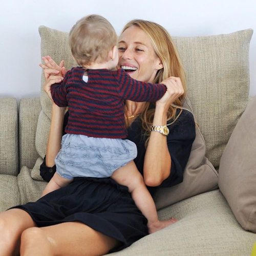 Vanesa Lorenzo jugando con su hija María Puyol