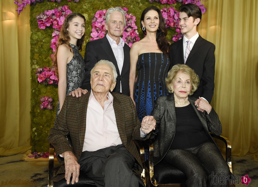 Kirk Douglas celebra su 100 cumpleaños junto a su familia