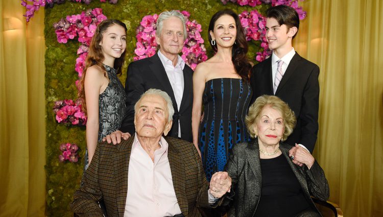 Kirk Douglas celebra su 100 cumpleaños junto a su familia