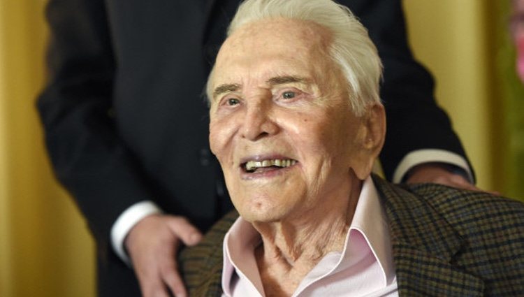 Kirk Douglas celebra su 100 cumpleaños