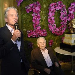 Michael Douglas le dedica un discurso a su padre en su 100 cumpleaños