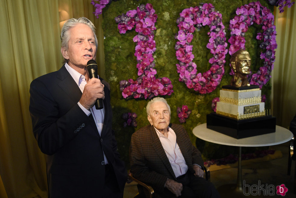 Michael Douglas le dedica un discurso a su padre en su 100 cumpleaños