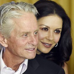 Michael Douglas y Catherine Zeta-Jones en el 100 cumpleaños de Kirk Douglas