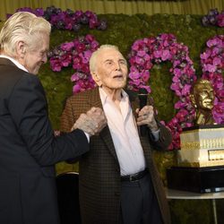 Kirk Douglas dedica unas palabras a sus invitados en la celebración de su 100 cumpleaños