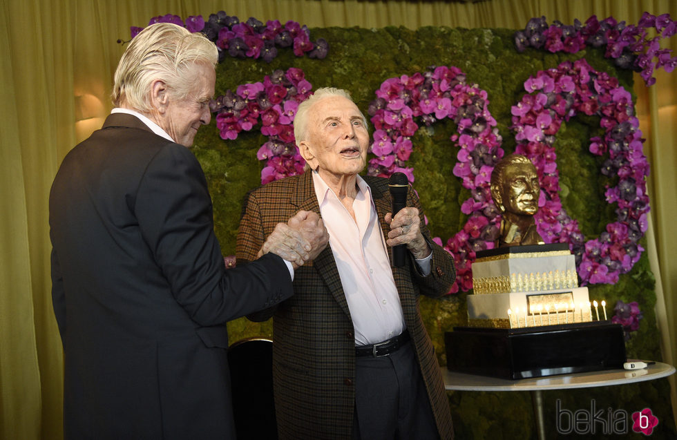 Kirk Douglas dedica unas palabras a sus invitados en la celebración de su 100 cumpleaños