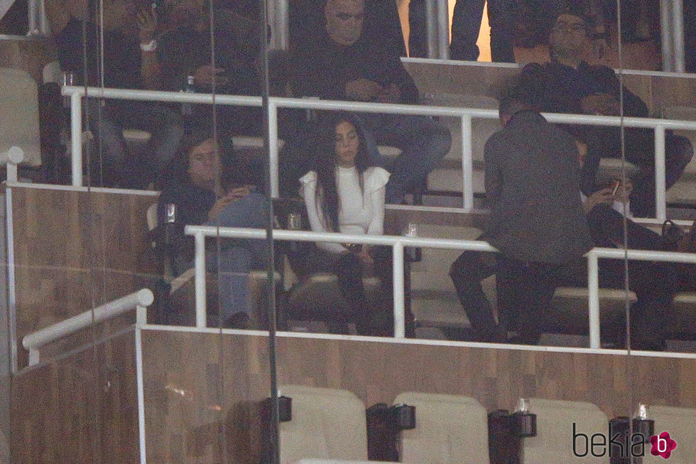 Georgina Rodriguez apoyando a Cristiano Ronaldo durante un encuentro