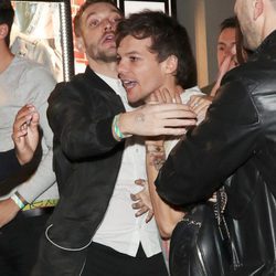 Louis Tomlinson muy afectado por la muerte de su madre