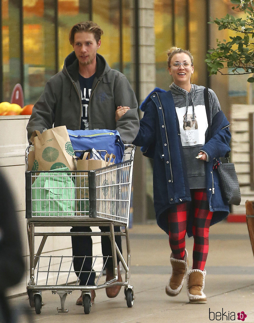 Kaley Cuoco y Karl Cook de compras por Los Ángeles