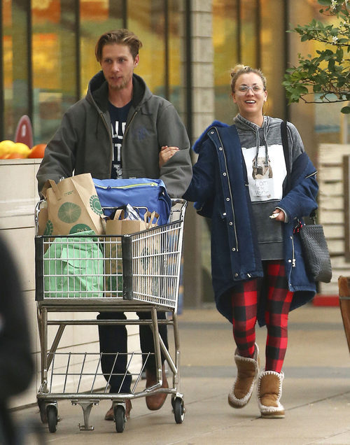 Kaley Cuoco y Karl Cook de compras por Los Ángeles