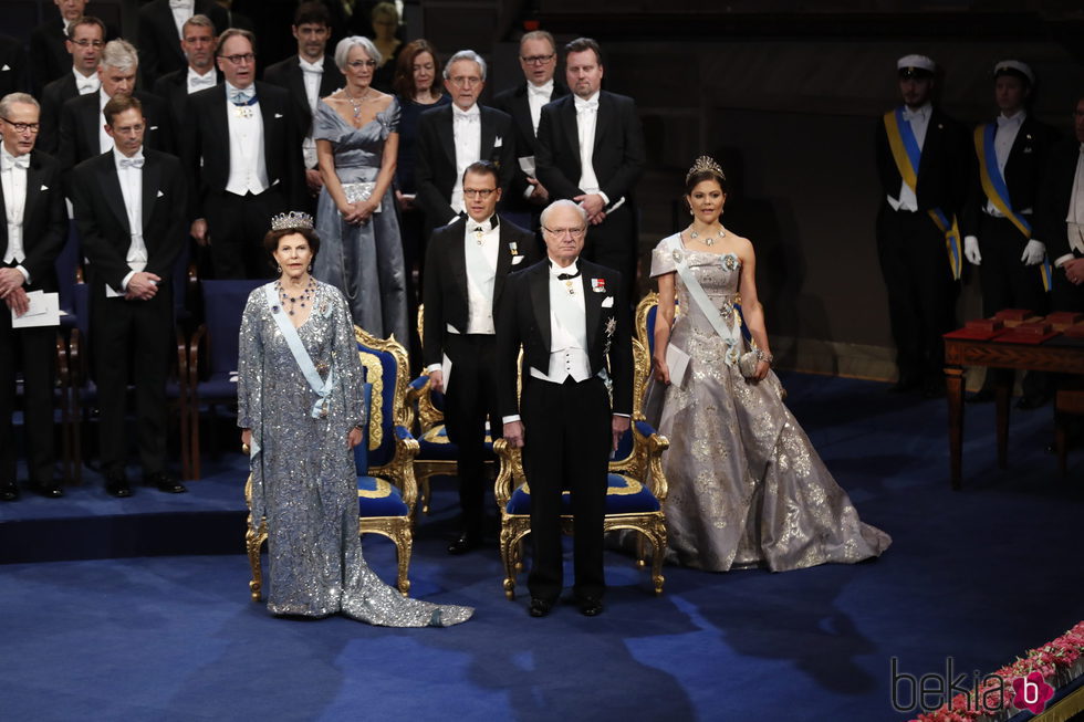 Los Reyes de Suecia, la Princesa Victoria y el Príncipe Daniel en los Nobel 2016