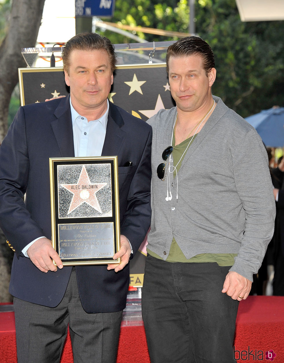 Alec y Stephen Baldwin en el paseo de la fama de Hollywood