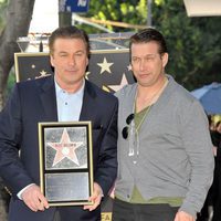 Alec y Stephen Baldwin en el paseo de la fama de Hollywood