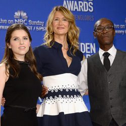 Anna Kendrick, Laura Dern y Don Cheadle anunciando los nominados a los Globos de Oro 2017