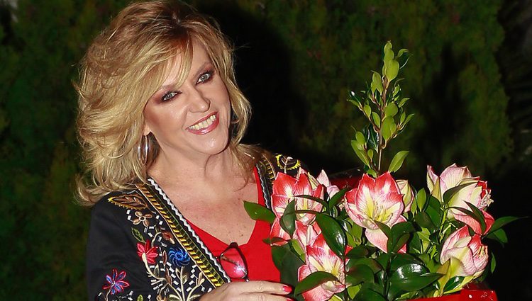 Lydia Lozano con un ramo de flores que le regalaron sus compañeros de 'Sálvame' por su 56 cumpleaños