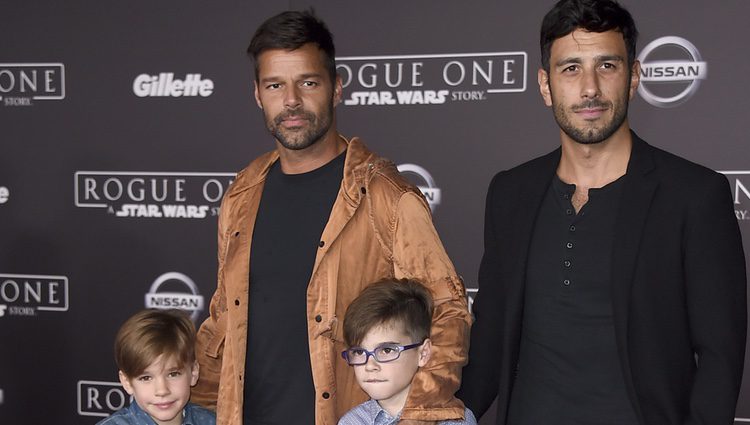 Ricky Martin posa con sus hijos Matteo y Valentino y Jwan Yosef