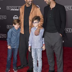 Ricky Martin y Jwan Yosef, muy felices junto a Matteo y Valentino en la premiere de 'Rogue One'