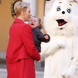 Gabriella de Mónaco llorando en brazos de la Princesa Charlene en la fiesta infantil de Navidad 2016