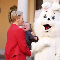 Gabriella de Mónaco llorando en brazos de la Princesa Charlene en la fiesta infantil de Navidad 2016