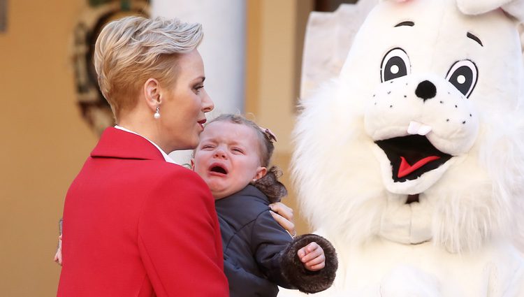 Gabriella de Mónaco llorando en brazos de la Princesa Charlene en la fiesta infantil de Navidad 2016