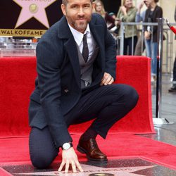 Ryan Reynolds recibiendo la estrella del Paseo de la Fama de Hollywood