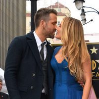 Ryan Reynolds besando a Blake Lively al recibir la estrella del Paseo de la Fama de Hollywood