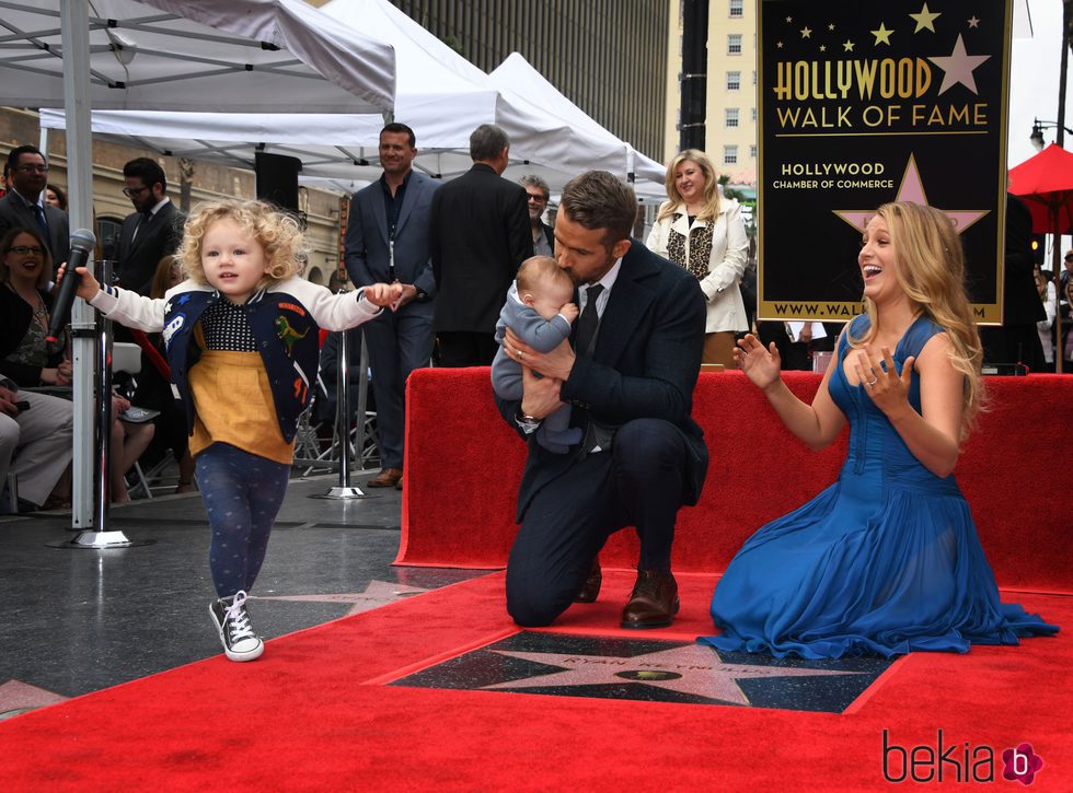 Blake Lively mirando cómo juega James mientras Ryan Reynolds se encarga de su otra hija