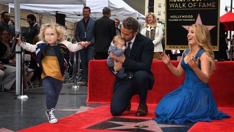 Blake Lively mirando cómo juega James mientras Ryan Reynolds se encarga de su otra hija