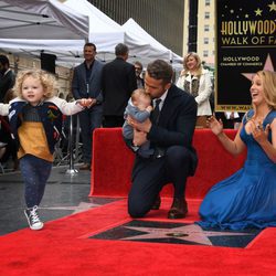 Blake Lively mirando cómo juega James mientras Ryan Reynolds se encarga de su otra hija