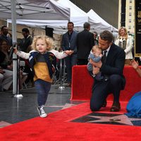 Blake Lively mirando cómo juega James mientras Ryan Reynolds se encarga de su otra hija