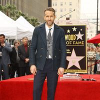 Ryan Reynolds junto a su estrella del Paseo de la Fama de Hollywood