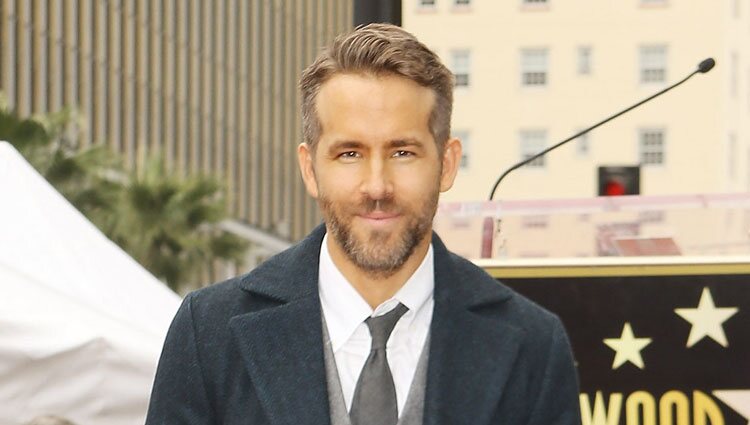 Ryan Reynolds junto a su estrella del Paseo de la Fama de Hollywood