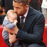 Ryan Reynolds con su hija pequeña recibiendo la estrella del Paseo de la Fama de Hollywood