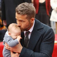 Ryan Reynolds con su hija pequeña recibiendo la estrella del Paseo de la Fama de Hollywood