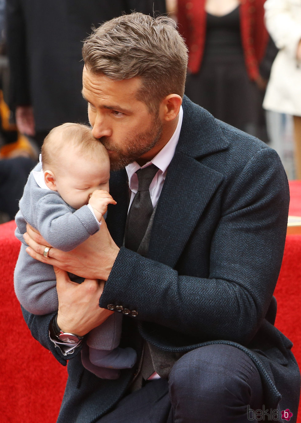 Ryan Reynolds con su hija pequeña recibiendo la estrella del Paseo de la Fama de Hollywood