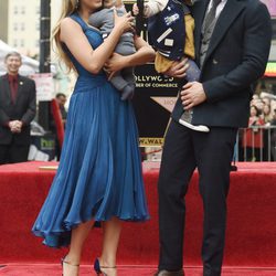 Ryan Reynolds recibiendo la estrella del Paseo de la Fama de Hollywood con Blake Lively y sus hijas