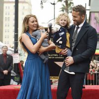 Ryan Reynolds recibiendo la estrella del Paseo de la Fama de Hollywood con Blake Lively y sus hijas