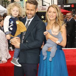 Ryan Reynolds y Blake Lively posan por primera vez junto a sus hijas