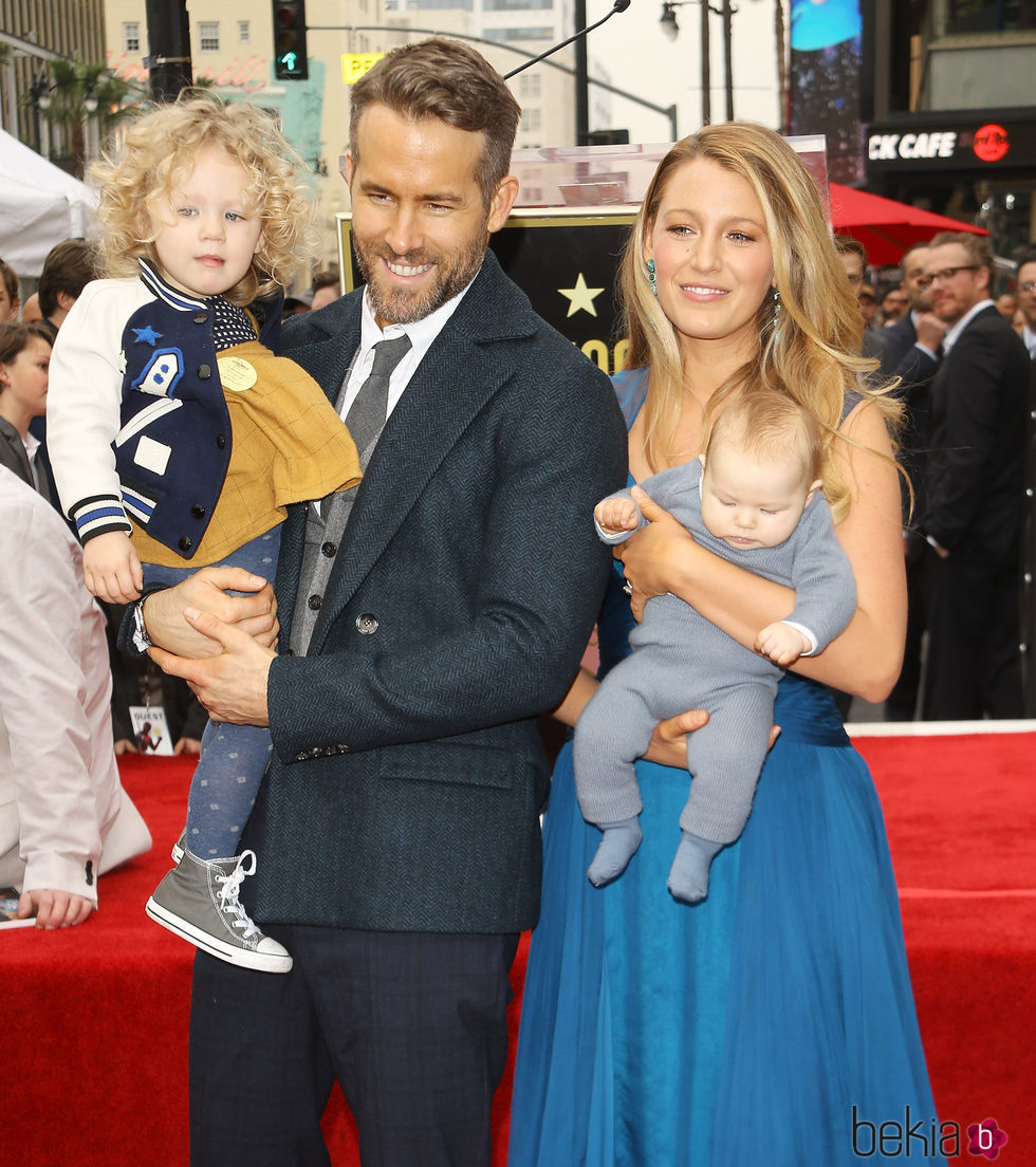 Ryan Reynolds y Blake Lively posan por primera vez junto a sus hijas