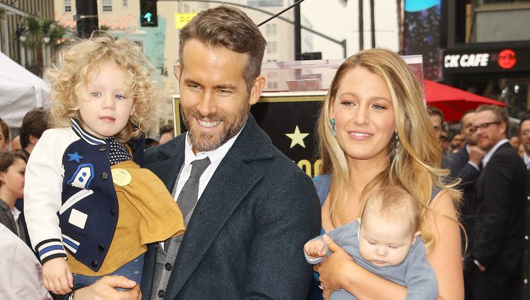 Ryan Reynolds y Blake Lively posan por primera vez junto a sus hijas