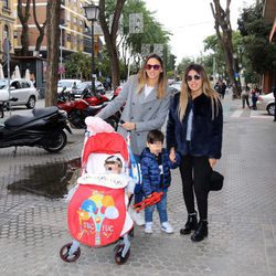 Chabelita Pantoja e Irene Rosales con sus hijos Alberto Isla y Ana Rivera paseando por Sevilla