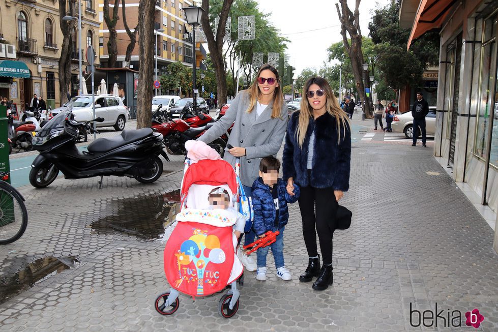 Chabelita Pantoja e Irene Rosales con sus hijos Alberto Isla y Ana Rivera paseando por Sevilla