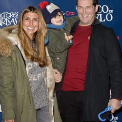 Manu Tenorio y Silvia Casas junto a su hijo en el estreno del Circo del Hielo