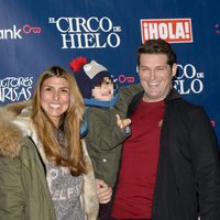 Manu Tenorio y Silvia Casas junto a su hijo en el estreno del Circo del Hielo