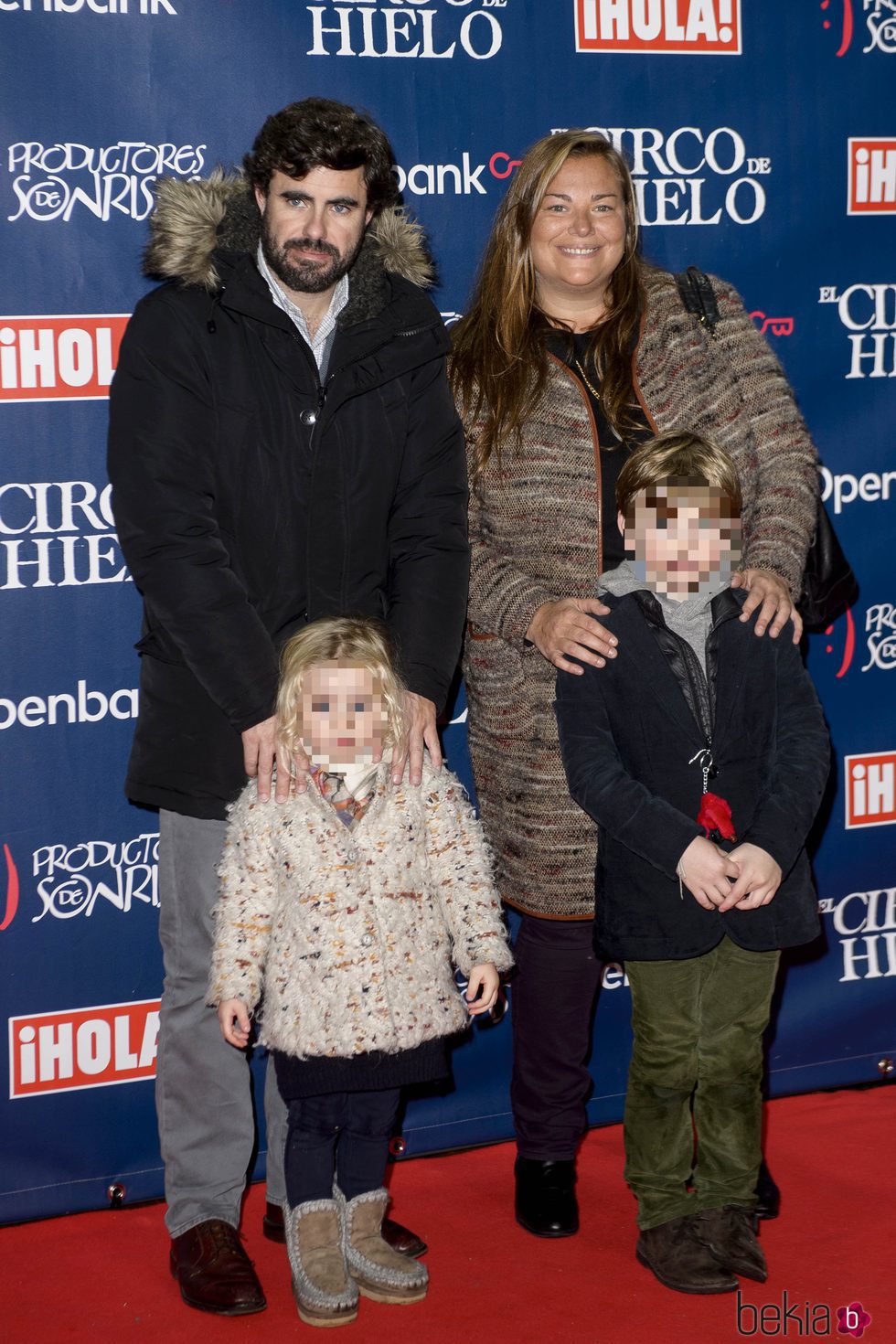 Cari Goyanes y su marido junto a sus hijos en el estreno del Circo del Hielo