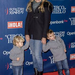 Carla Goyanes y sus dos hijos en el estreno del Circo del Hielo