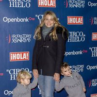 Carla Goyanes y sus dos hijos en el estreno del Circo del Hielo